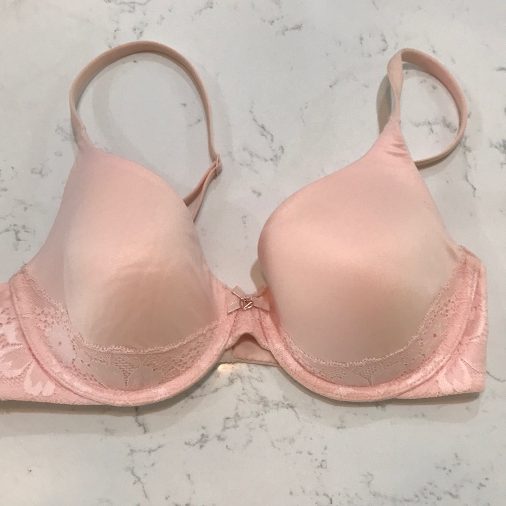 Victoria’s Secret lightly lined full coverage bra size 34C.
